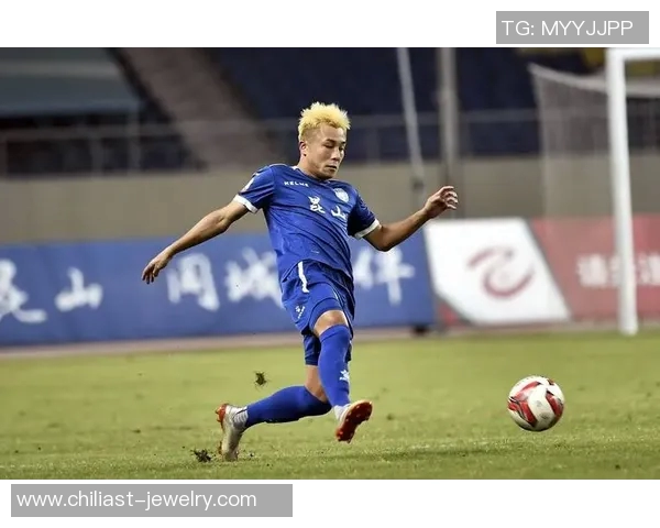 足球天才少年崭露头角梦想与努力交织成就未来之路